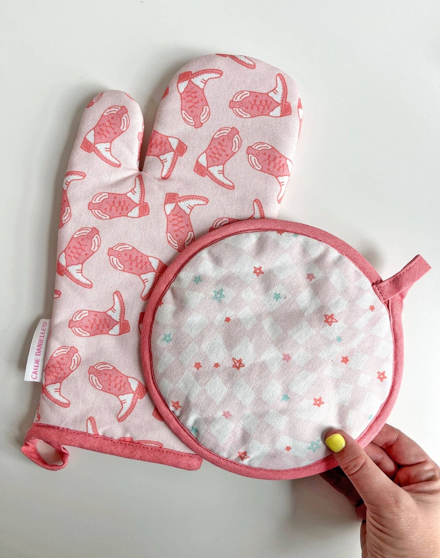 Western Cowgirl Boots Pot Holder Set — Oven Mitt + Pot Holder (Pink Boots, Cotton-Linen)