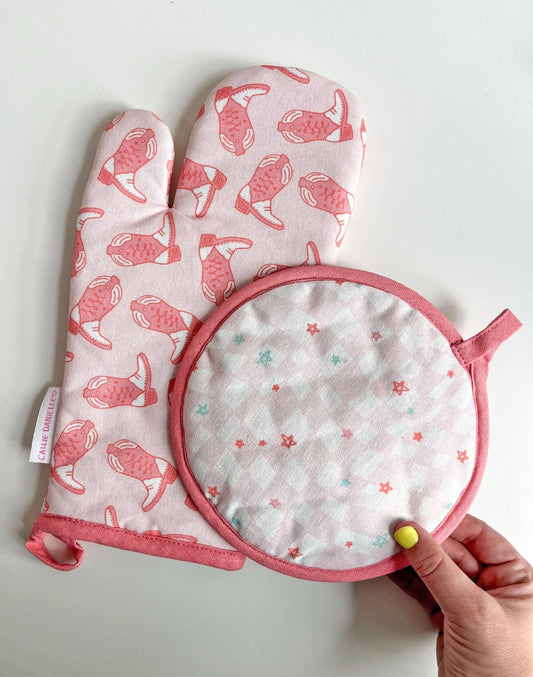 Western Cowgirl Boots Pot Holder Set — Oven Mitt + Pot Holder (Pink Boots, Cotton-Linen)