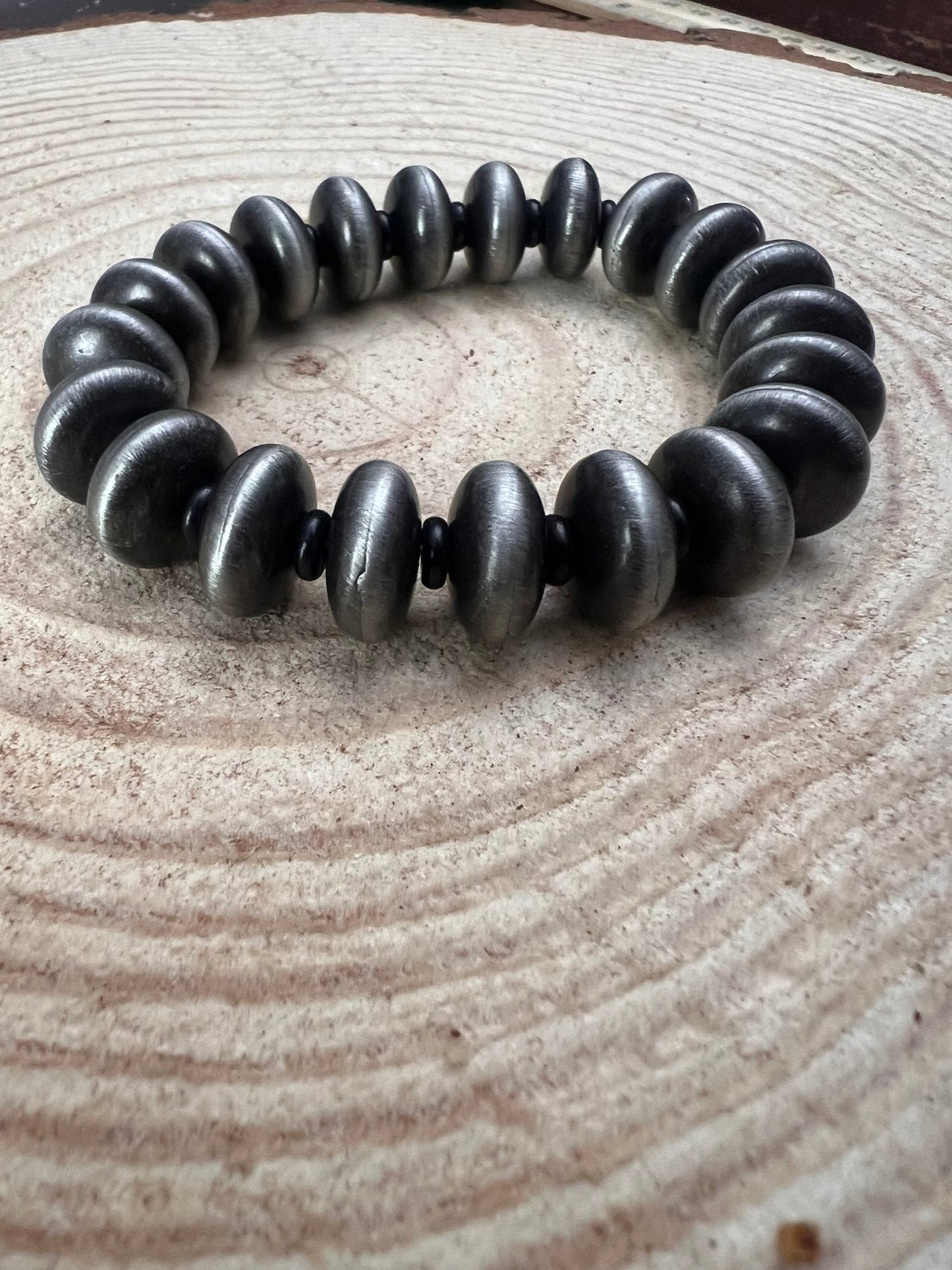 Western Faux Saucer Pearl Stretch Bracelet — with Black Stone Accents (6.5")